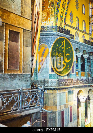 L'un des huit volets calligraphique suspendu au niveau de la partie supérieure de la galerie sud de la nef de la mosquée Sainte-Sophie. Istanbul, Turquie. Banque D'Images