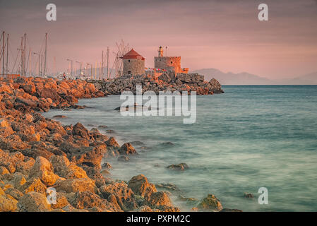 Une longue exposition photographie du Fort de St Nicolas et phare de la ville de Rhodes sur l'île grecque historique Banque D'Images