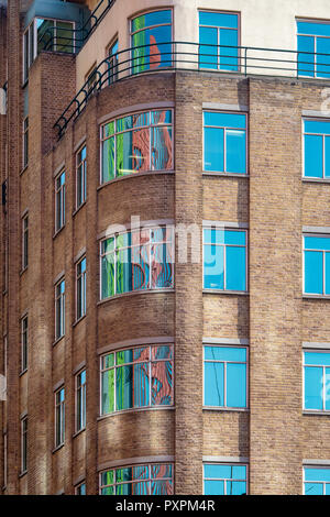 Central St Giles se reflétant dans les immeubles de bureaux de Shaftesbury Avenue, Londres, Angleterre Banque D'Images