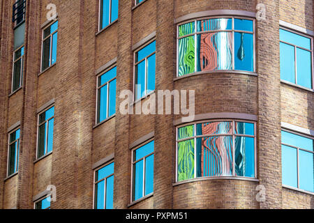 Central St Giles se reflétant dans les immeubles de bureaux de Shaftesbury Avenue, Londres, Angleterre Banque D'Images