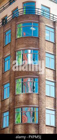 Central St Giles se reflétant dans les immeubles de bureaux de Shaftesbury Avenue, Londres, Angleterre Banque D'Images