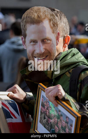 Un masque de vétéran de l'armée, le prince Harry est porté par un partisan de l'activiste anti-Islam Tommy Robinson (de son vrai nom Stephen Yaxley-Lennon et ancien chef de la Ligue de défense anglaise) à l'extérieur de la Cour Criminelle Centrale (l'ancien Bailey) le 23 octobre 2018, à Londres, en Angleterre. Autour d'un mille se sont réunis dans la rue Ville spécialement bouclée par la police de Londres que Robinson a comparu devant Nicholas Hilliard, l'enregistreur de Londres, pour une audience pour outrage à l'Old Bailey au cours de laquelle il a de nouveau été renfloué avant que l'affaire a été renvoyée au procureur général. Banque D'Images