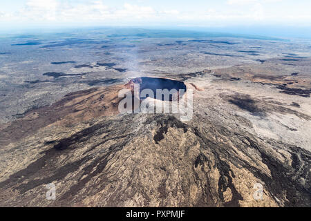 Vue aérienne de Puu Ooo cône volcanique sur la grande île d'Hawaï. Gaz volcanique peut être vu s'échapper du cratère. Banque D'Images