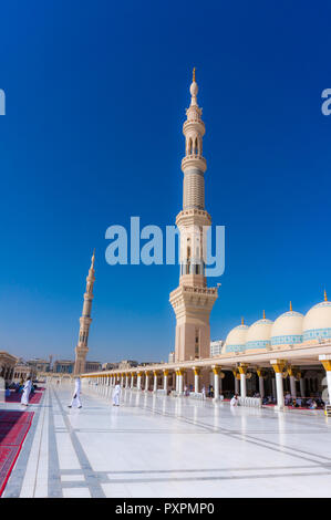 MEDINA-CiRCA 2014 : vue extérieure de minarets d'une mosquée Masjid Al nabawi dernier étage à Médine, en Arabie Saoudite Banque D'Images