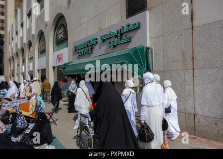 MEDINA, l'ARABIE SAOUDITE-circa 2014 : Café Starbucks de sortie, s'ouvre pour les entreprises. Situé juste en dehors de la sortie de la mosquée Nabawi. Banque D'Images