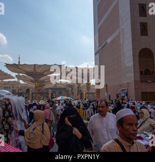 MEDINA, l'ARABIE SAOUDITE-circa 2014 : Arabian man vend des vêtements abayas près de mosquée Nabawi dans AlMadinah, l'Arabie Saoudite. Banque D'Images