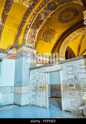 Le marbre porte entre la galerie sud et ouest de la galerie mosquée Sainte-Sophie. Istanbul, Turquie. Banque D'Images