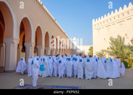 AL MADINAH, ARABIE SAOUDITE-VERS 2014 : un groupe de pèlerins musulmans non identifiés portent un tissu blanc appelé ihram devant une mosquée à Médine, en Arabie Saoudite. Banque D'Images