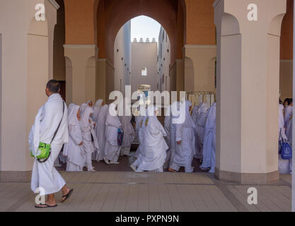 AL MADINAH, ARABIE SAOUDITE-VERS 2014 : un groupe de pèlerins musulmans non identifiés portent un tissu blanc appelé ihram devant une mosquée à Médine, en Arabie Saoudite. Banque D'Images