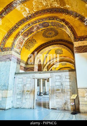 Le marbre porte entre la galerie sud et ouest de la galerie mosquée Sainte-Sophie. Istanbul, Turquie. Banque D'Images