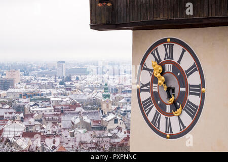 De l'horloge Uhrturm historique sur le Schlossberg en ville Graz sur un jour d'hiver enneigé Banque D'Images