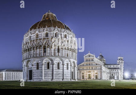 Le baptistère et la cathédrale de Pise, la Tour Penchée derrière, Pise, Toscane, Italie, Europe Banque D'Images