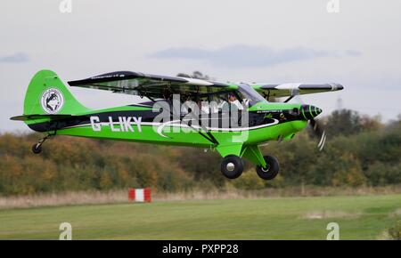 A-1C-180 Aviat Husky (G-LIKY) décoller de l'Aérodrome Old Warden Banque D'Images