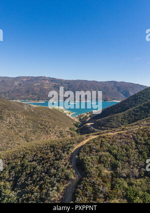 Les eaux bleu niché au milieu des collines du désert et le paysage. Banque D'Images