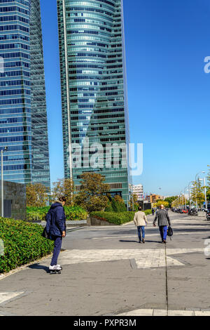 Gratte-ciel et hôtels dans la ville de Madrid, sur fond de ciel bleu d'un quartier financier moderne dans la région de Cuatro Torres Business Area, à Madrid, en Espagne. Banque D'Images