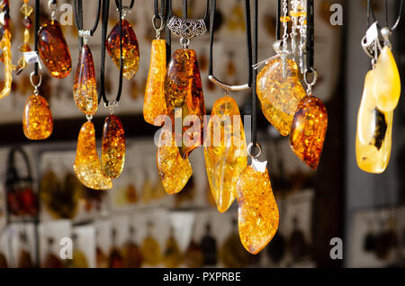 Collier d'ambre. Ambre de différentes couleurs et tailles. Exposition de pierres d'ambre pour les touristes, de souvenirs Banque D'Images