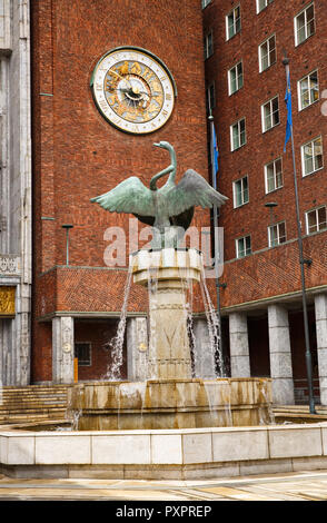 Hôtel de ville et de Cygnes fontaine dans la ville d'Oslo, Norvège. Banque D'Images