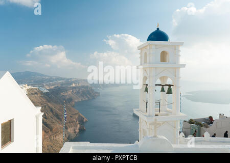 L'Église Anastasi à Imerovigli contre la caldeira de Santorin, Santorin Banque D'Images