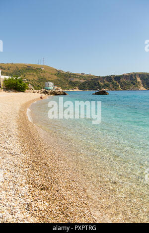 Vue sur la plage de Borsch en Albanie. Plage de galets de la mer Adriatique. Montagne dans l'arrière-plan. Banque D'Images