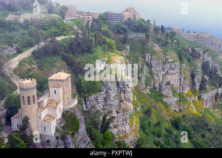 Vue de la tourelle en Pepoli Erice sur le sommet du mont Erice, Italie. Banque D'Images