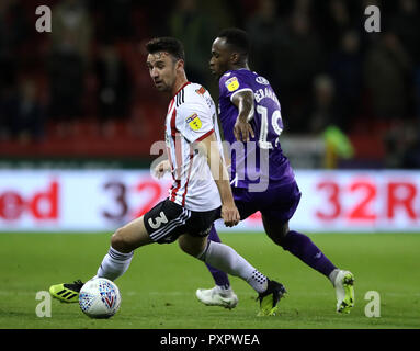 L'Enda Stevens de Sheffield United (à gauche) et Stoke City's Saido Berahino bataille pour le ballon pendant le match de championnat Sky Bet à Bramall Lane, Sheffield. Banque D'Images