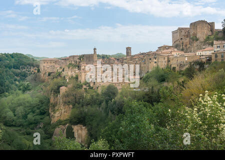 Sorano,Italie-avril 29,2018:vue de Sorano, ville médiévale en Toscane pendant une journée ensoleillée. Banque D'Images