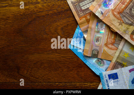 Billets en euros sur table en bois. Vue d'en haut Banque D'Images