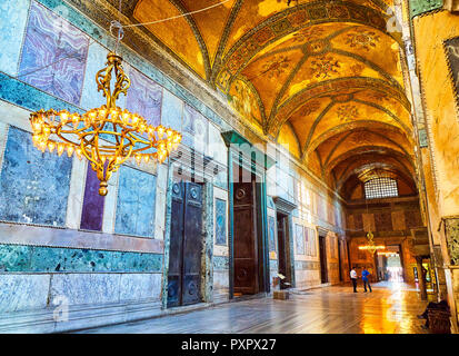 Les touristes visitant le narthex de la mosquée Sainte-Sophie, une salle voûtée intérieure de 9 baies. Istanbul, Turquie. Banque D'Images