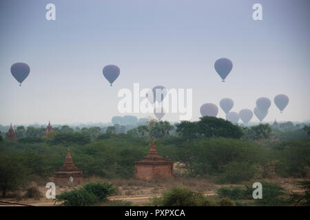 Montgolfières se lever sur la plaine de Bagan, un site historique au Myanmar, tôt le matin Banque D'Images