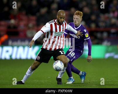 Le David de Sheffield United McGoldrick (à gauche) et Stoke City's Ryan Woods bataille pour le ballon pendant le match de championnat Sky Bet à Bramall Lane, Sheffield. Banque D'Images