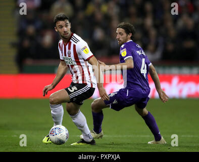 L'Enda Stevens de Sheffield United (à gauche) et Stoke City's Joe Allen bataille pour le ballon pendant le match de championnat Sky Bet à Bramall Lane, Sheffield. Banque D'Images