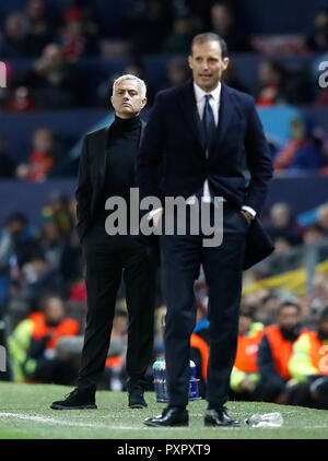 Manchester United manager Jose Mourinho (à gauche) et la Juventus entraîneur en chef Massimiliano Allegri sur le banc de touche pendant le match de l'UEFA Champions League à Old Trafford, Manchester. Banque D'Images