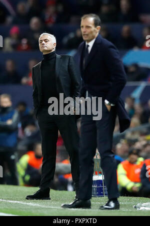 Manchester United manager Jose Mourinho (à gauche) et la Juventus entraîneur en chef Massimiliano Allegri sur le banc de touche pendant le match de l'UEFA Champions League à Old Trafford, Manchester. Banque D'Images