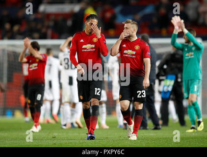 Chris Smalling de Manchester United (à gauche) et Luke Shaw regarder déprimé après le match de l'UEFA Champions League à Old Trafford, Manchester. Banque D'Images