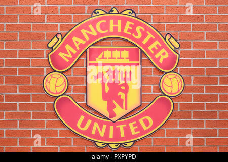 Badge Manchester United sur un mur à Old Trafford Banque D'Images