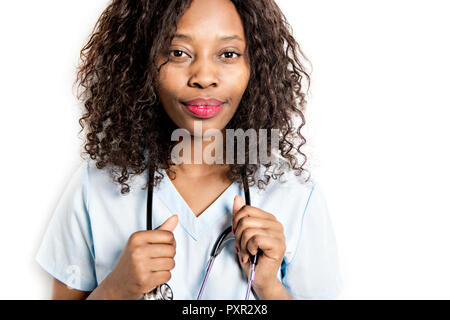 Happy african medical médecin stagiaire sur studio White Banque D'Images