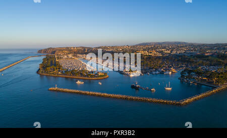 Doheny State Beach, drone image de Dana Point Harbor Lever du soleil en octobre. Beau lever de soleil vues aériennes de bateaux dans le port. Photographie de drones. Banque D'Images