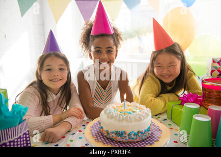 Un groupe de trois adorable kids having fun at Birthday party Banque D'Images