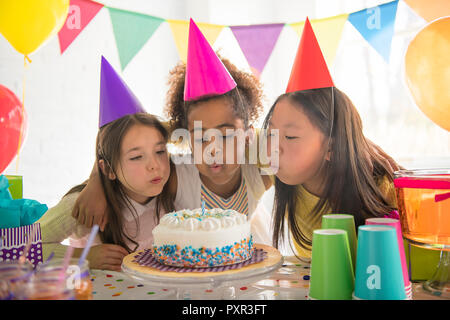 Un groupe de trois adorable kids having fun at Birthday party Banque D'Images