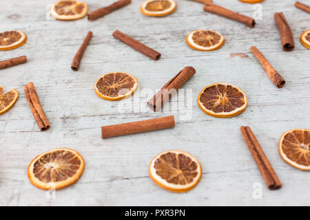 Les tranches d'orange séchée et des bâtons de cannelle sur bois Banque D'Images