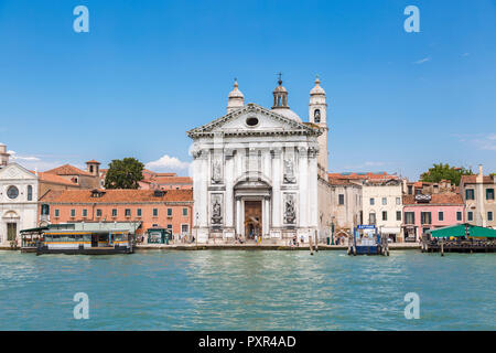 L'Italie, Venise, l'église Santa Maria della Salute, vu de la lagune Banque D'Images