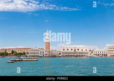 L'Italie, Venise, vue de la lagune vers la Place St Marc avec le Campanile Banque D'Images