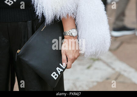 MILAN, ITALIE - 22 septembre 2018 : montre Rolex et noir sac Balenciaga avant de Salvatore Ferragamo fashion show, Milan Fashion Week street Banque D'Images