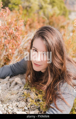 Portrait de jeune femme dans la nature Banque D'Images