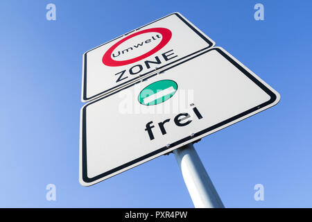 German road sign : début d'une zone à faibles émissions, les véhicules avec green zone à faibles émissions autorisées autocollant Banque D'Images