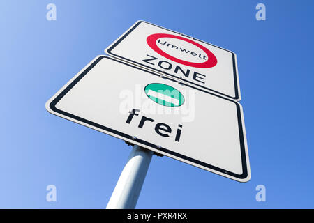German road sign : début d'une zone à faibles émissions, les véhicules avec green zone à faibles émissions autorisées autocollant Banque D'Images