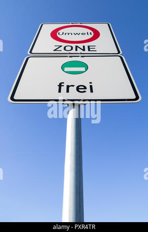 German road sign : début d'une zone à faibles émissions, les véhicules avec green zone à faibles émissions autorisées autocollant Banque D'Images