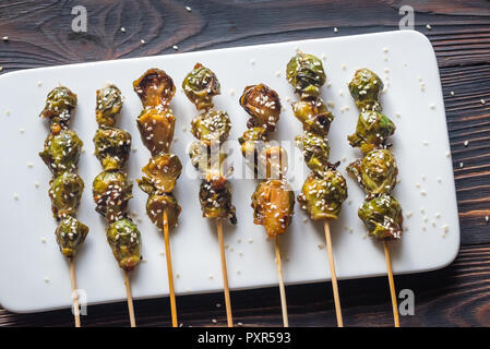 Choux de Bruxelles avec la sauce teriyaki brochettes Banque D'Images