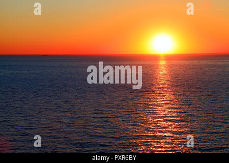 Le coucher du soleil, au-dessus de la mer, ciel rouge, la laver, la côte ouest, Hunstanton, Norfolk, Angleterre, Royaume-Uni Banque D'Images