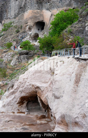 La Géorgie, les touristes à Samtskhe-Javakheti, cité troglodytique Vardzia Banque D'Images